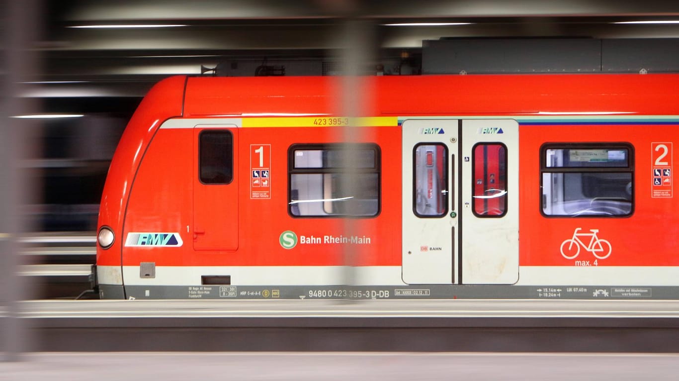 Eine S-Bahn in Frankfurt: Ein Mensch kam bei dem Unglück ums Leben, zwei weitere Personen kamen mit Verletzungen ins Krankenhaus. (Symbolbild)