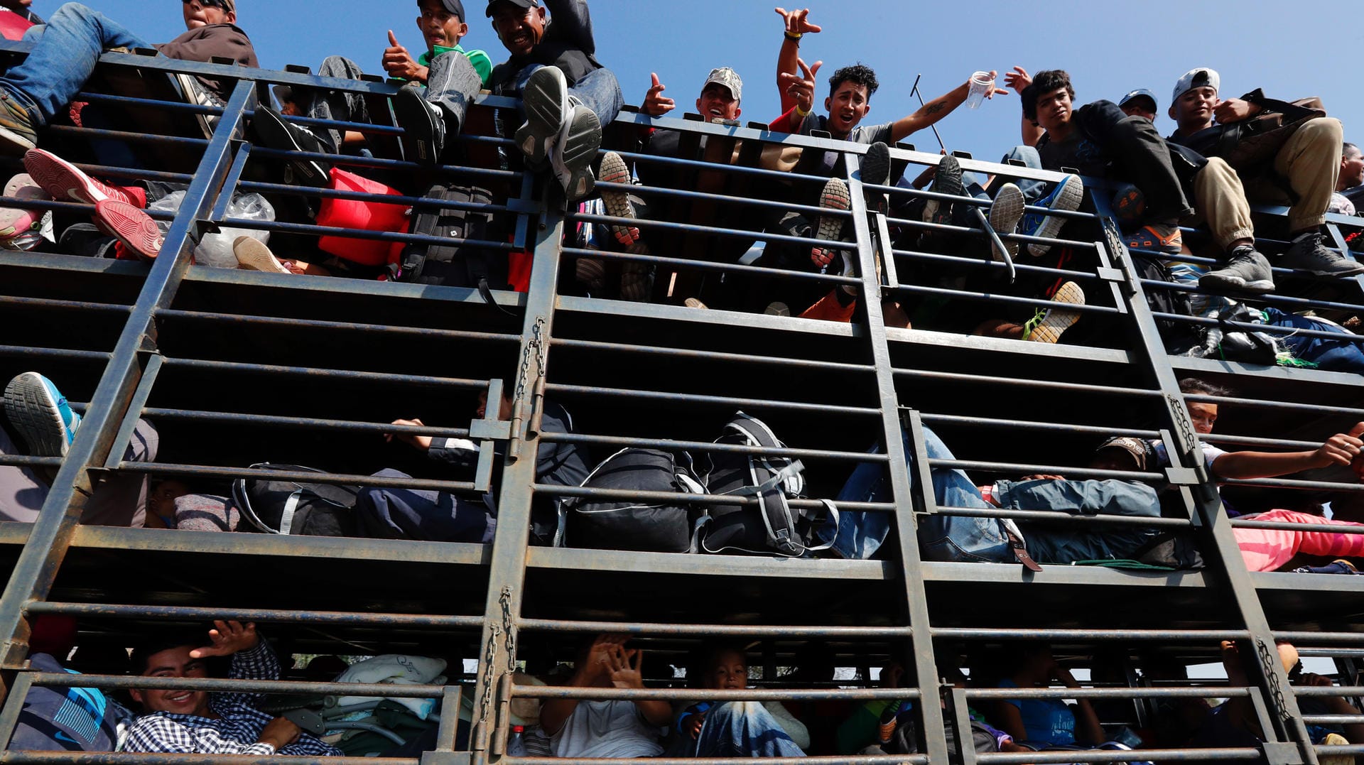 Migranten aus Mittelamerika auf einem Lastwagen: Die ersten Asylsuchenden haben jetzt die Grenze zu den USA erreicht.