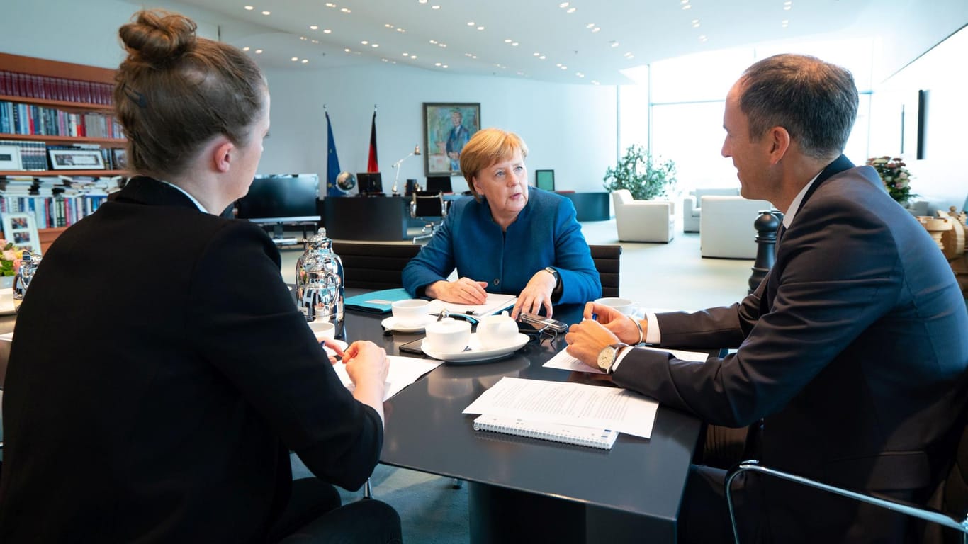 Angela Merkel im Gespräch mit den Redakteuren Florian Harms und Tatjana Heid: "Schnelles Internet ist die Voraussetzung für die Teilhabe an der Digitalisierung."