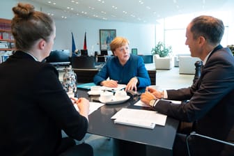 Angela Merkel im Gespräch mit den Redakteuren Florian Harms und Tatjana Heid: "Schnelles Internet ist die Voraussetzung für die Teilhabe an der Digitalisierung."