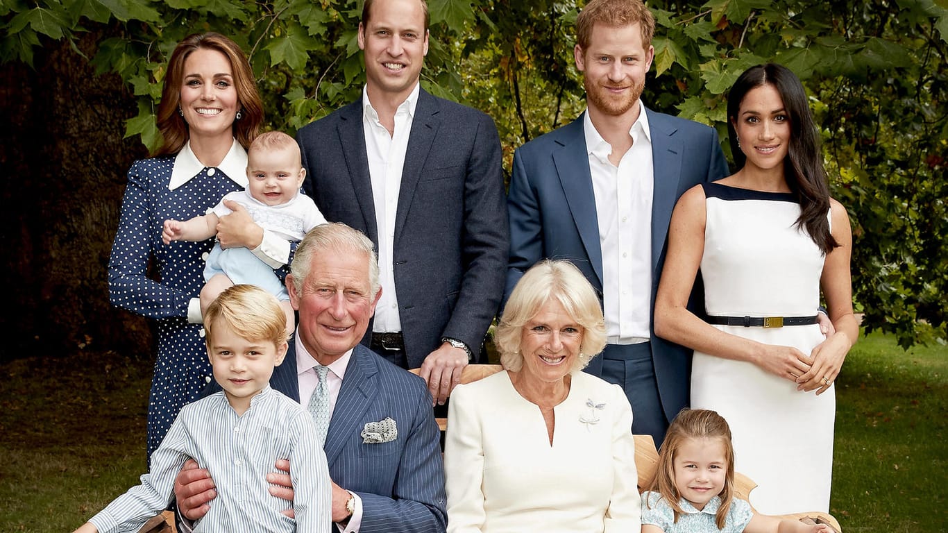 Royales Familienfoto: Prinz Charles posiert mit seiner Familie im Garten seiner Residenz in London.
