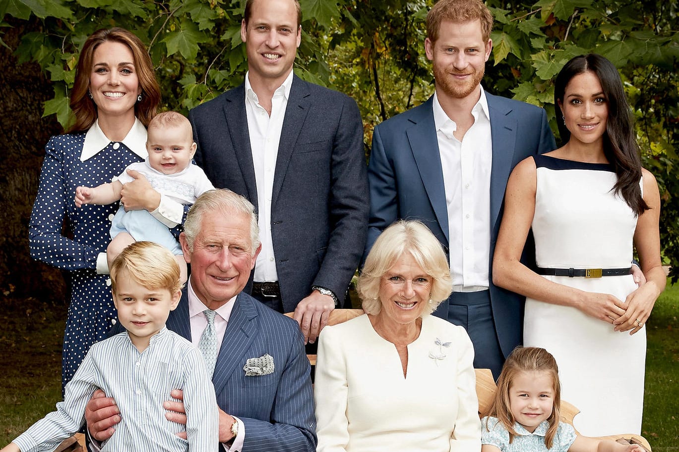 Royales Familienfoto: Prinz Charles posiert mit seiner Familie im Garten seiner Residenz in London.