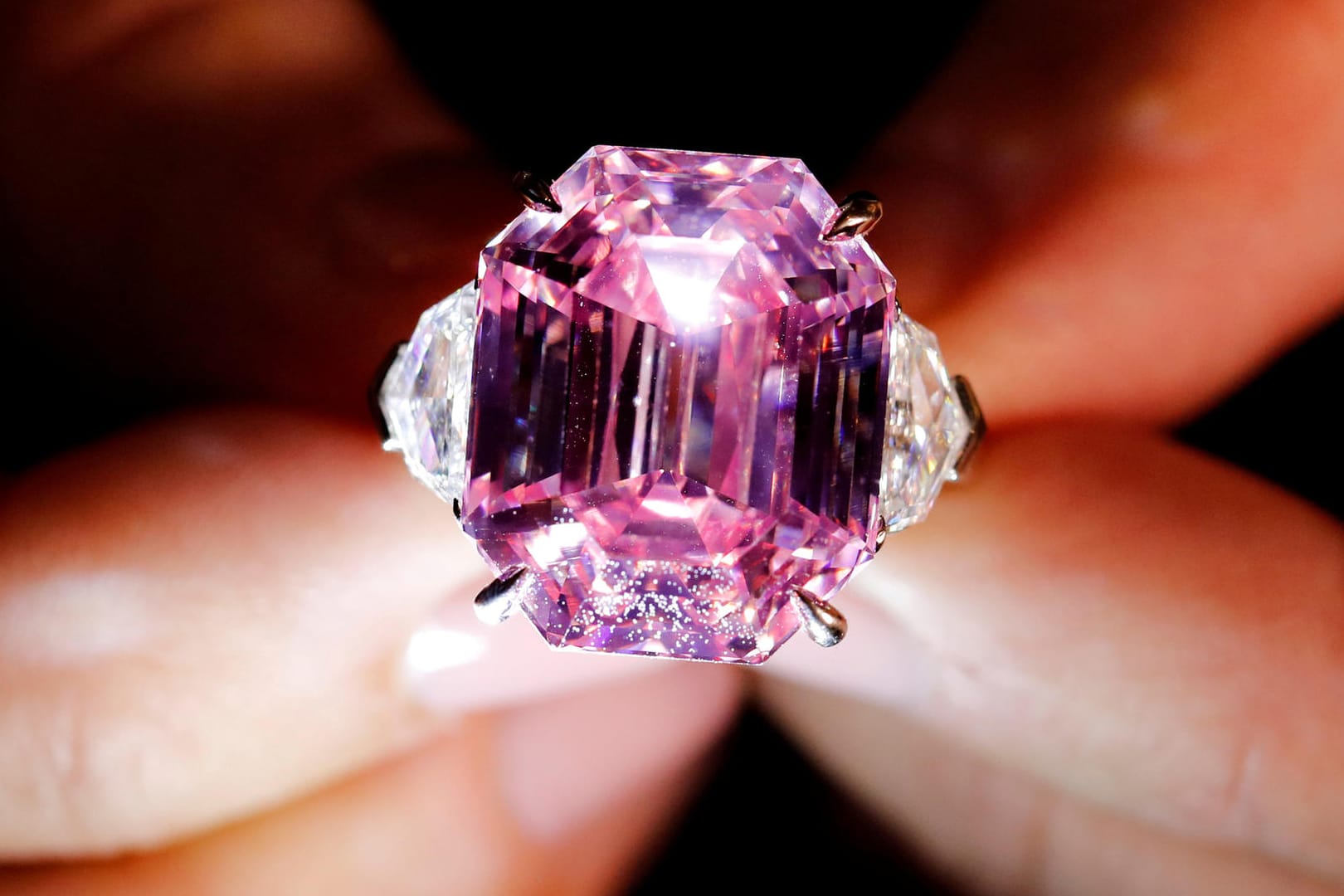 "Pink Legacy": Der seltene rosa Diamant hat bei einer Auktion einen Erlös von 39,1 Millionen Euro erzielt.