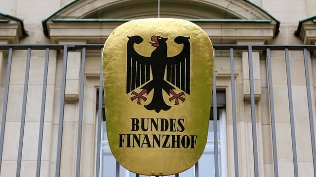 Der Bundesfinanzhof urteilte: Entschädigungen für auf dem Grundstück errichtete Stromleitungen bleiben steuerfrei. Der Bundesfinanzhof urteilte: Entschädigungen für auf dem Grundstück errichtete Stromleitungen bleiben steuerfrei.