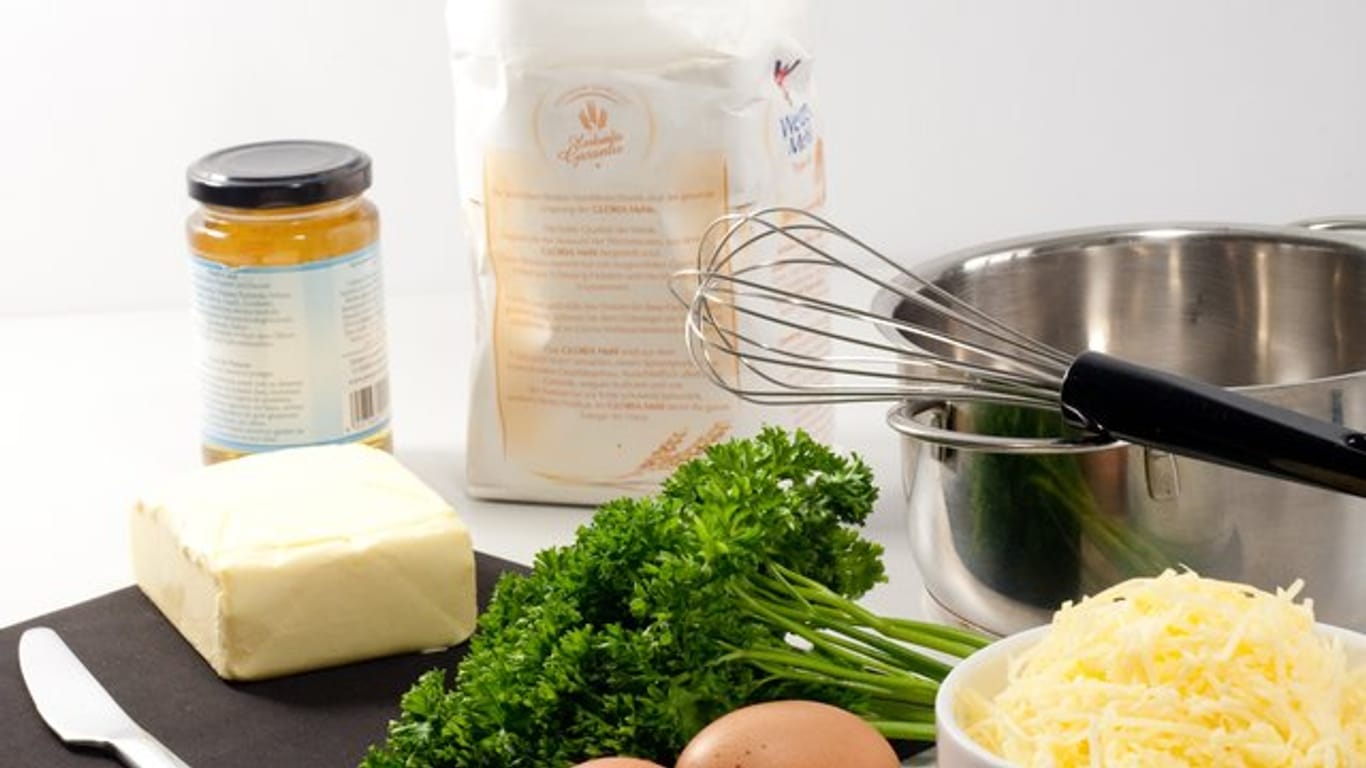 Butter, Mehl, Brühe: Mehr braucht es für eine klassische Mehlschwitze nicht - mit Eigelb und Käse lässt sie sich aber leicht zu einer "Sauce Mornay" veredeln.