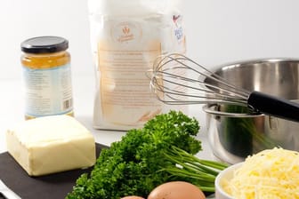 Butter, Mehl, Brühe: Mehr braucht es für eine klassische Mehlschwitze nicht - mit Eigelb und Käse lässt sie sich aber leicht zu einer "Sauce Mornay" veredeln.