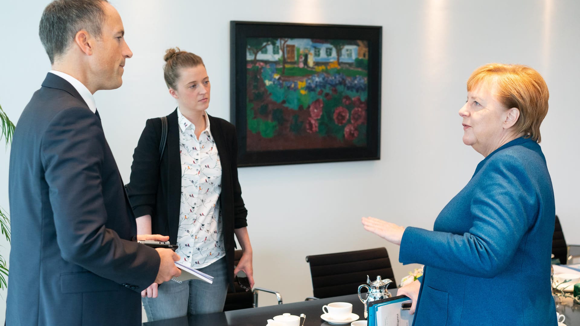 Angela Merkel im Gespräch mit den Redakteuren Tatjana Heid und Florian Harms.