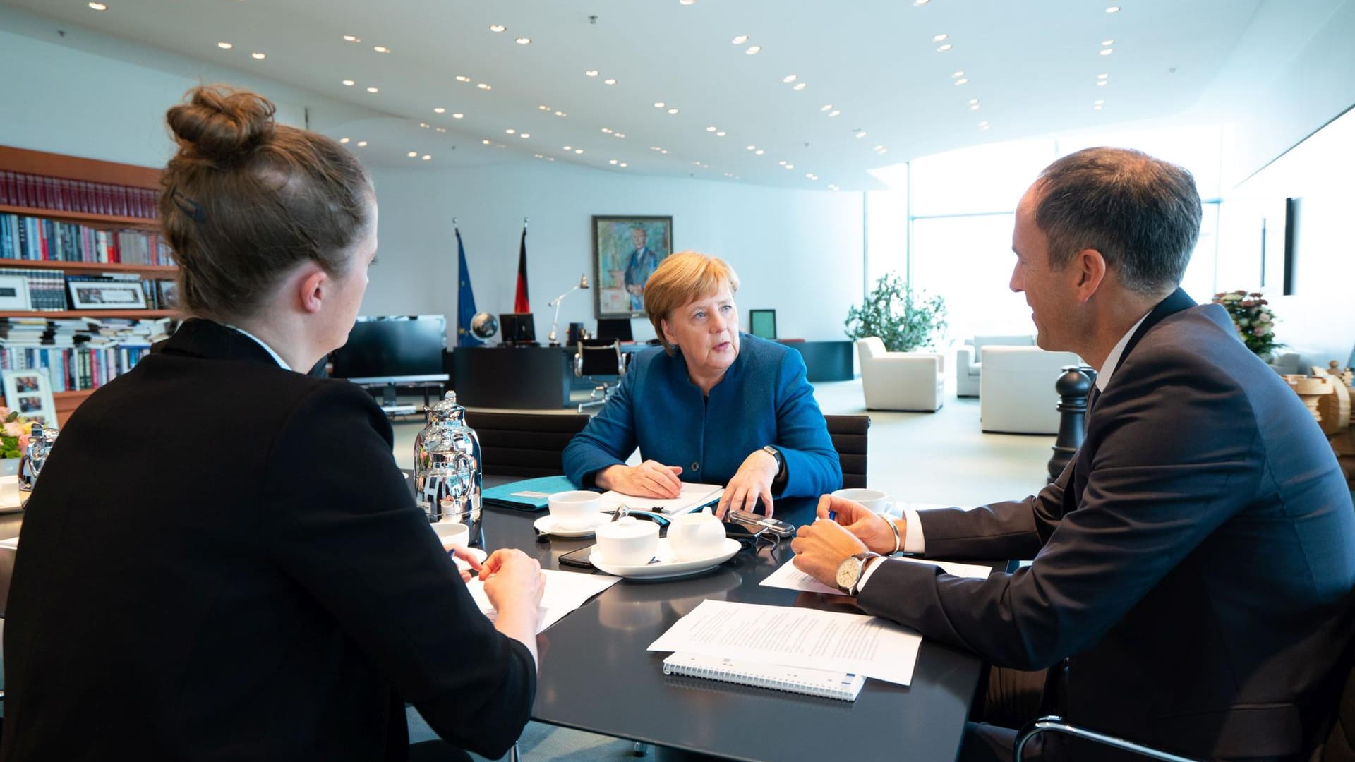 Bundeskanzlerin Angela Merkel im Gespräch mit den Redakteuren Tatjana Heid und Florian Harms.