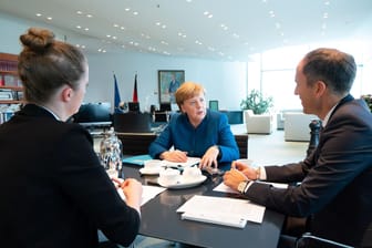 Bundeskanzlerin Angela Merkel im Gespräch mit den Redakteuren Tatjana Heid und Florian Harms.