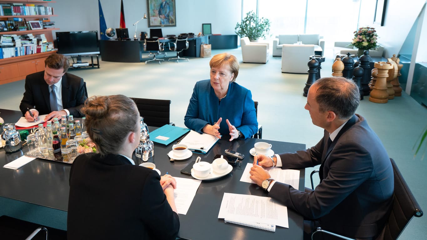 Bundeskanzlerin Merkel im Gespräch mit den Redakteuren Tatjana Heid und Florian Harms.