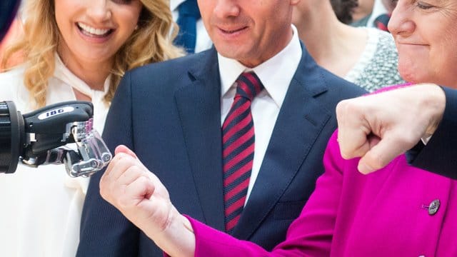 Bundeskanzlerin Merkel zusammen mit Enrique Pena Nieto, Präsident des Gastlandes Mexiko, auf der Hannover Messe 2018 im April. Bundeskanzlerin Merkel zusammen mit Enrique Pena Nieto, Präsident des Gastlandes Mexiko, auf der Hannover Messe 2018 im April.