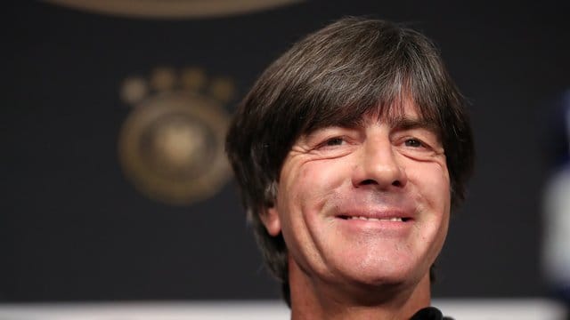 Joachim Löw zeigt sich bei der Pressekonferenz vor dem Abschlusstraining zum Testspiel gegen Russland gut gelaunt. Joachim Löw zeigt sich bei der Pressekonferenz vor dem Abschlusstraining zum Testspiel gegen Russland gut gelaunt.