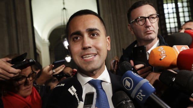 Vize-Regierungschef Luigi Di Maio äußert sich in Rom vor Journalisten zum italienischen Haushalt. Vize-Regierungschef Luigi Di Maio äußert sich in Rom vor Journalisten zum italienischen Haushalt.