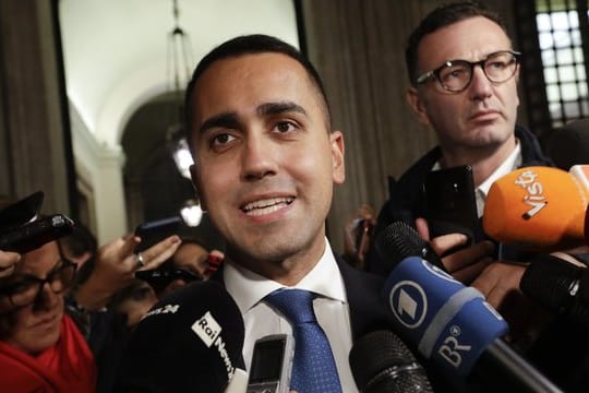Vize-Regierungschef Luigi Di Maio äußert sich in Rom vor Journalisten zum italienischen Haushalt.