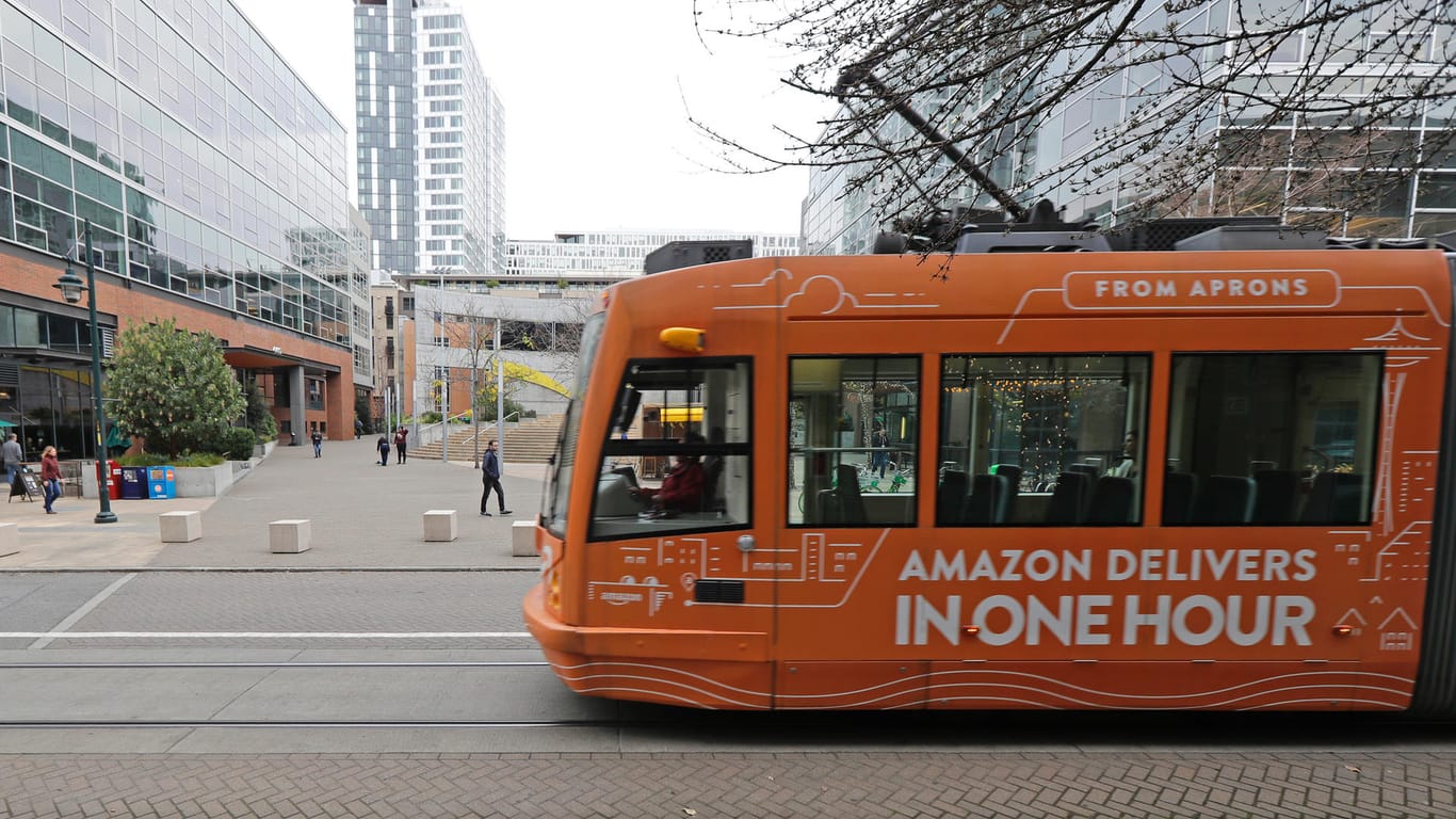 Eine Straßenbahn mit Amazon-Werbung in Seattle: Amazon zieht mit zwei neuen Niederlassungen nach New York und Arlington.