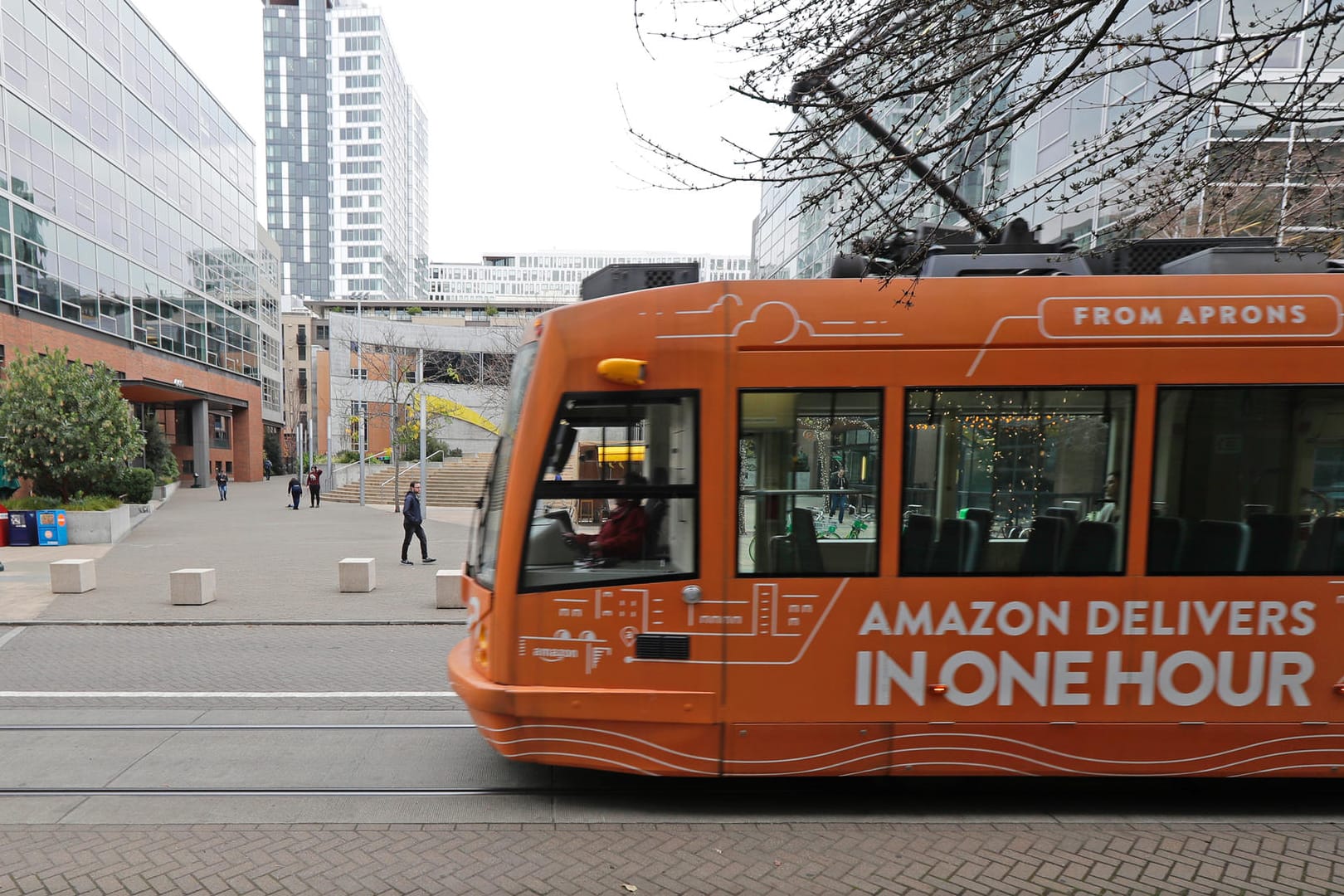 Eine Straßenbahn mit Amazon-Werbung in Seattle: Amazon zieht mit zwei neuen Niederlassungen nach New York und Arlington.