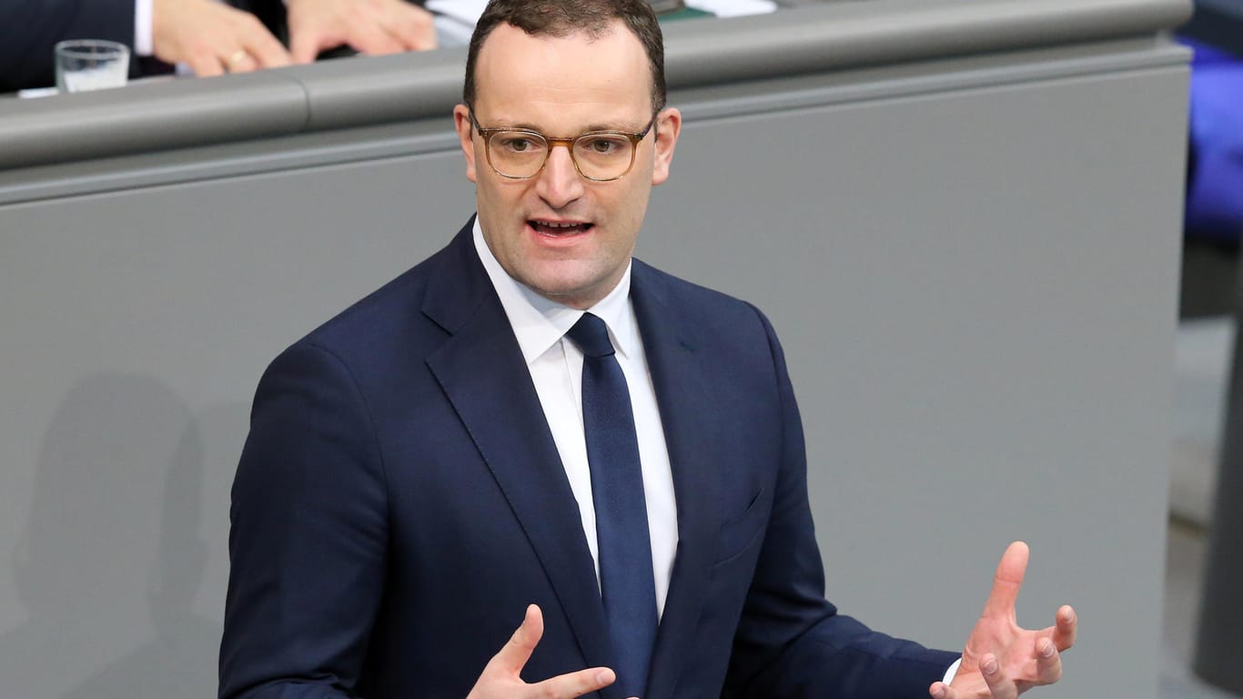 Jens Spahn im Bundestag: Der Gesundheitsminister hat sich scharf von seinen Konkurrenten um den CDU-Vorsitz abgegrenzt.