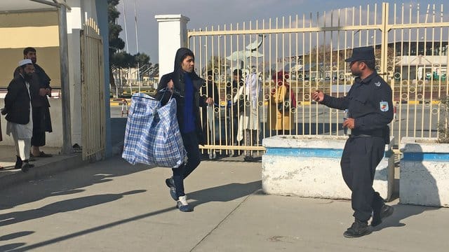 Fawad Sadat, ein aus Deutschland abgeschobener Asylbewerber, verlässt nach seiner Rückkehr nach Afghanistan das Flughafenterminal. Fawad Sadat, ein aus Deutschland abgeschobener Asylbewerber, verlässt nach seiner Rückkehr nach Afghanistan das Flughafenterminal.
