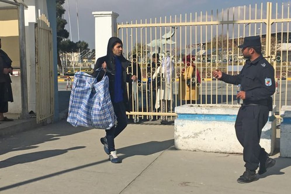 Fawad Sadat, ein aus Deutschland abgeschobener Asylbewerber, verlässt nach seiner Rückkehr nach Afghanistan das Flughafenterminal.