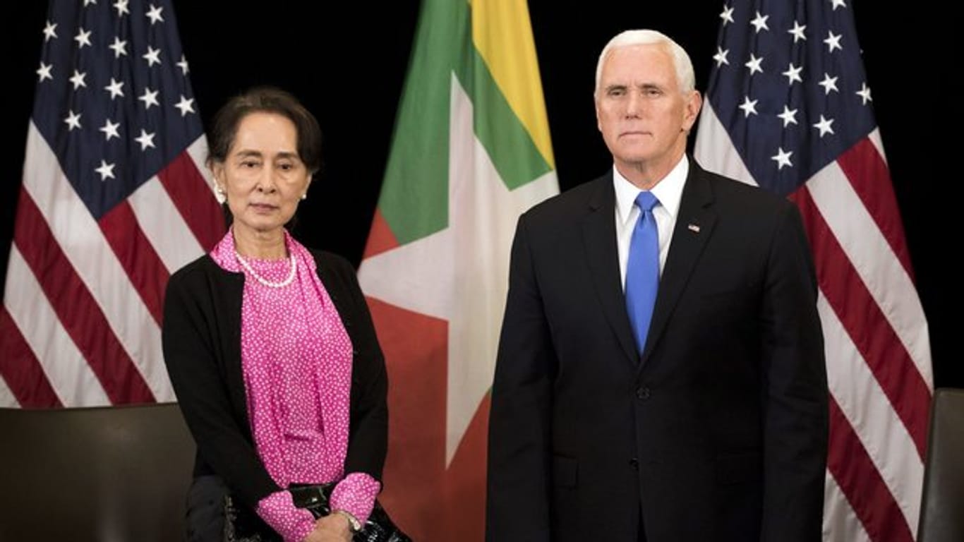 US-Vozepräsident Mike Pence trifft in Singapur mit Myanmars Regierungschefin Aung San Suu Kyi zusammen.