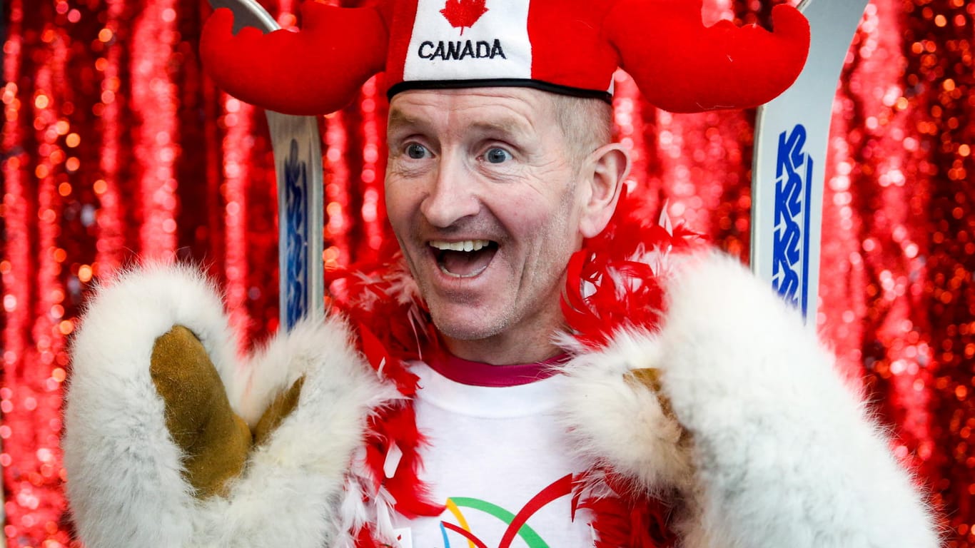 Michael Edwards, bekannt als "Eddie The Eagle", posiert während einer Kundgebung zur Unterstützung der Olympiabewerbung Calgary 2026.