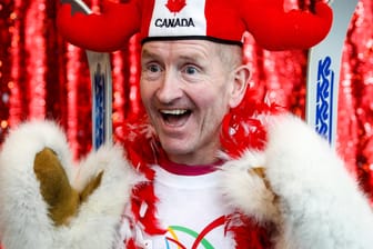 Michael Edwards, bekannt als "Eddie The Eagle", posiert während einer Kundgebung zur Unterstützung der Olympiabewerbung Calgary 2026.