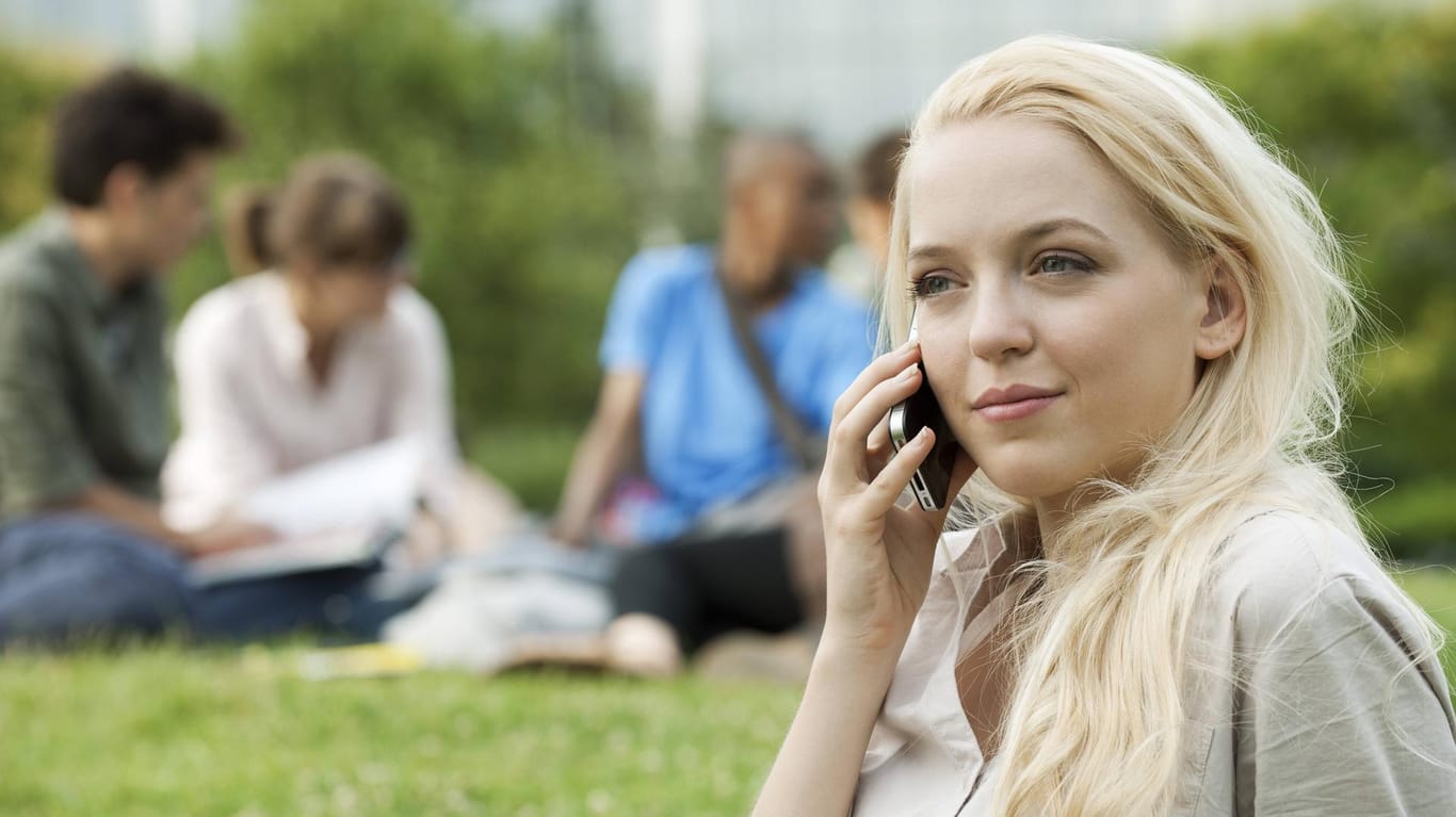 Telefonierende Frau: Künftig sollen Anrufe innerhalb der EU maximal 19 Cent pro Minute kosten.