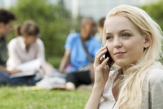 Telefonierende Frau: Künftig sollen Anrufe innerhalb der EU maximal 19 Cent pro Minute kosten.