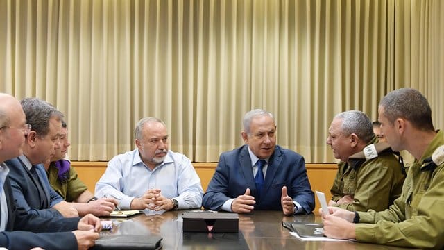 Ministerpräsident Benjamin Netanjahu seinem Verteidigungsminister Avigdor Lieberman bei einem Treffen mit Militär im israelischen Verteidigungsministerium. Ministerpräsident Benjamin Netanjahu seinem Verteidigungsminister Avigdor Lieberman bei einem Treffen mit Militär im israelischen Verteidigungsministerium.
