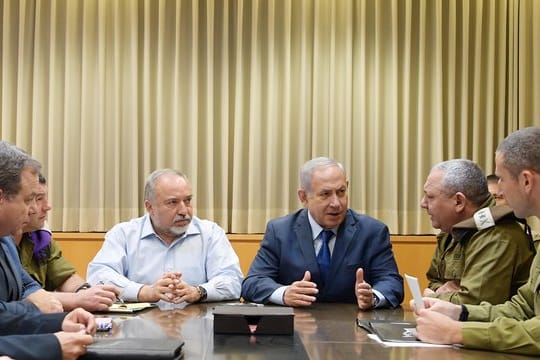 Ministerpräsident Benjamin Netanjahu seinem Verteidigungsminister Avigdor Lieberman bei einem Treffen mit Militär im israelischen Verteidigungsministerium.
