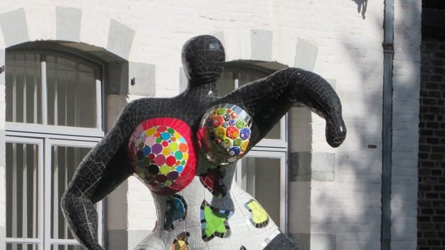 Eine "Nana" von Niki de Saint Phalle tanzt in Mons.