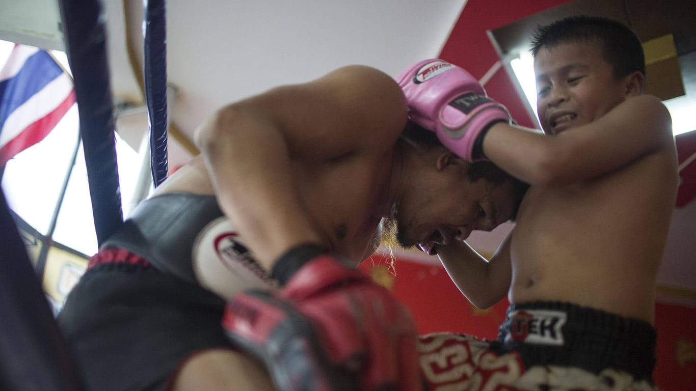 Ein junger Muay-Thai-Boxer trainiert 2014 mit seinem Vater in Chiang Mai, Thailand. (Symbolbild)