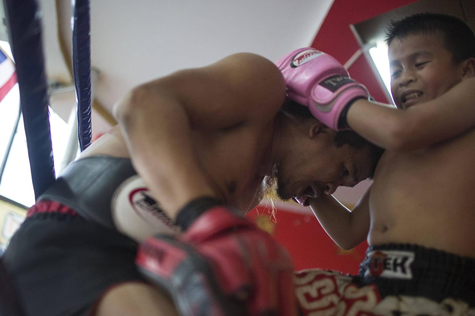 Ein junger Muay-Thai-Boxer trainiert 2014 mit seinem Vater in Chiang Mai, Thailand. (Symbolbild)