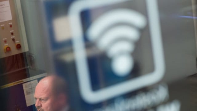 WLAN-Symbol auf der Scheibe einer Regionalbahn in Magdeburg.