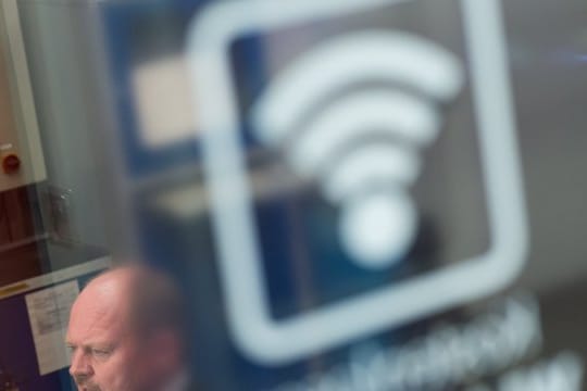 WLAN-Symbol auf der Scheibe einer Regionalbahn in Magdeburg.