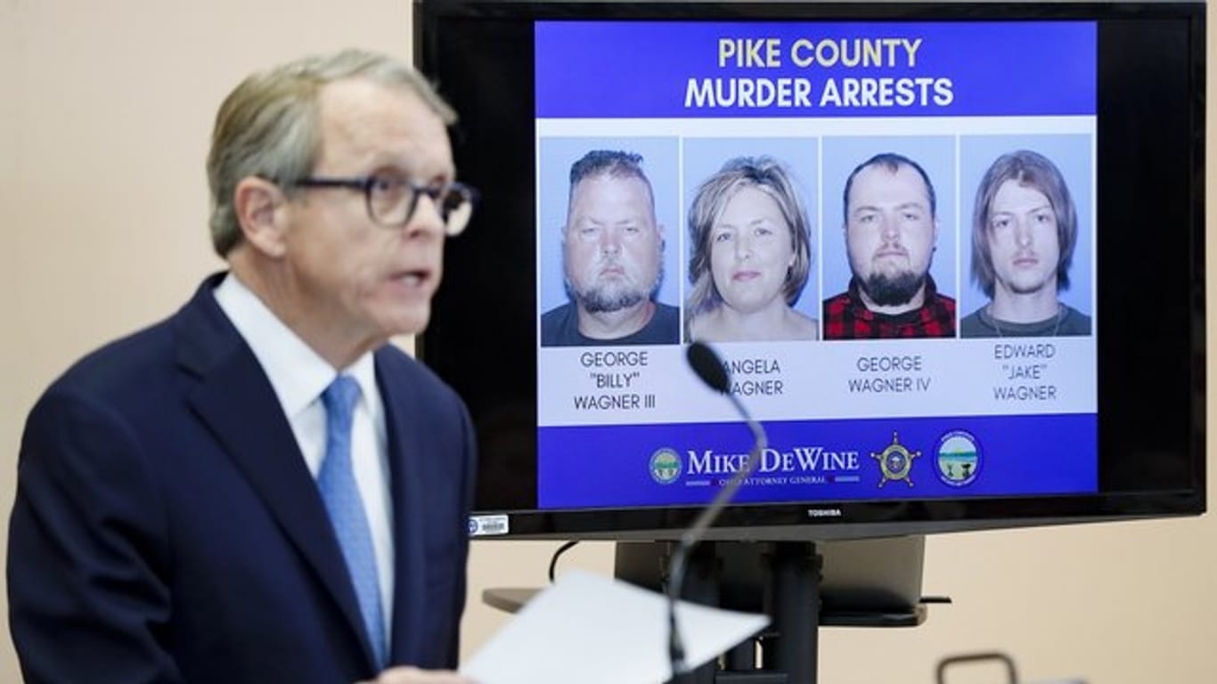 Mike DeWine, Generalstaatsanwalt von Ohio, stellt auf einer Pressekonferenz in Waverly Entwicklungen im Fall um den achtfachen Mord vor.