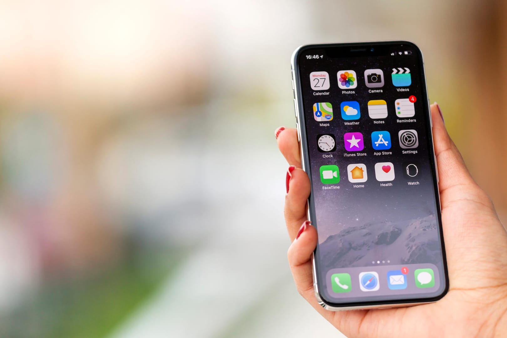 Ein iPhone X (Symbolbild): Eine Verdächtige wird beschuldigt, Daten vom Gerät gelöscht zu haben.