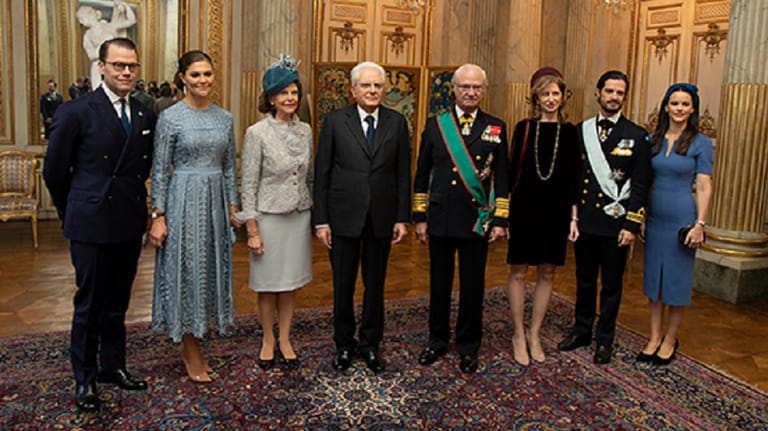 Einmal für das Erinnerungsfoto posieren: Prinz Daniel, Kronprinzessin Victoria, Königin Silvia, Sergio Mattarella, König Carl Gustaf, Laura Mattarella, Prinz Carl Philip und Prinzessin Sofia.