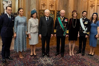 Einmal für das Erinnerungsfoto posieren: Prinz Daniel, Kronprinzessin Victoria, Königin Silvia, Sergio Mattarella, König Carl Gustaf, Laura Mattarella, Prinz Carl Philip und Prinzessin Sofia.