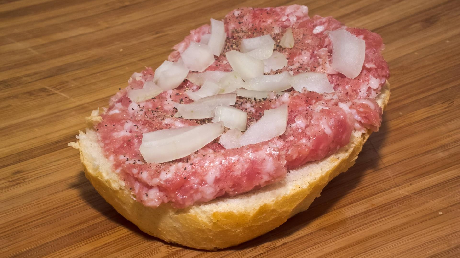 Mettbrötchen mit Zwiebeln: Ob das Koblenzer Wurfgeschoss mit Gemüse-Topping kam, konnte die Polizei im Nachhinein nicht feststellen (Symbolfoto).