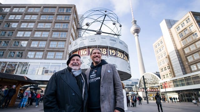 Erich John und Carsten Kollmeier vor der Weltzeituhr