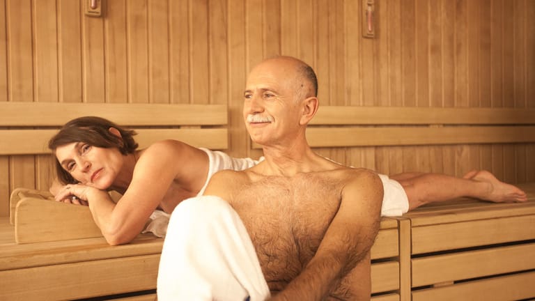 Älteres Paar: Wer sich nach Wärme sehnt, kann in die Sauna gehen. Eine Frage des Alters ist das nicht.
