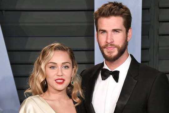 Selbst ausgebrannt, versuchen Miley Cyrus und Liam Hemsworth mit Geld zu helfen.