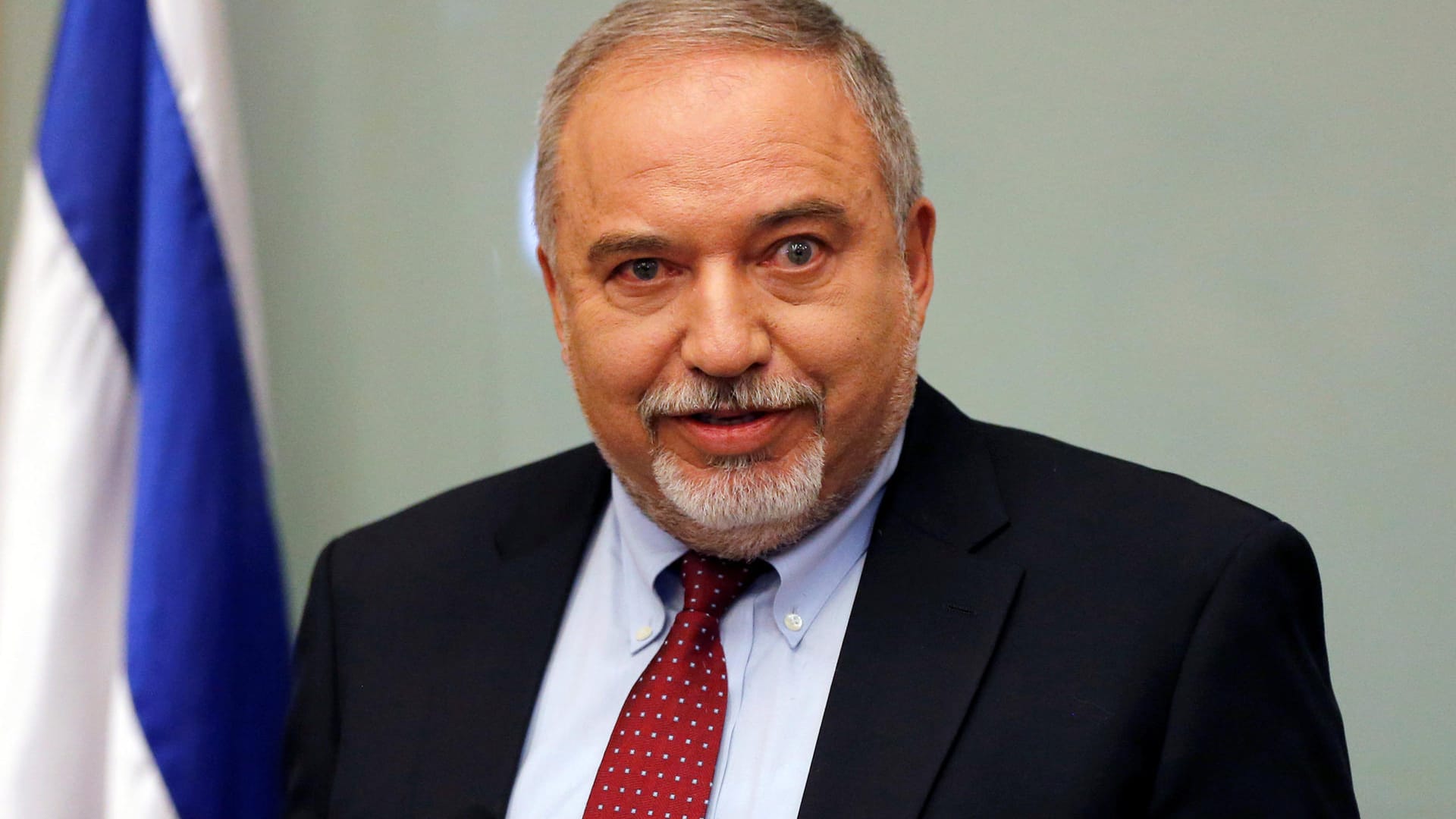 Avigdor Lieberman ist seit 2016 Verteidigungsminister in Israel: Die Palästinenser-Politik seines Regierungschefs hat er wiederholt als zu lasch kritisiert. Avigdor Lieberman ist seit 2016 Verteidigungsminister in Israel: Die Palästinenser-Politik seines Regierungschefs hat er wiederholt als zu lasch kritisiert.