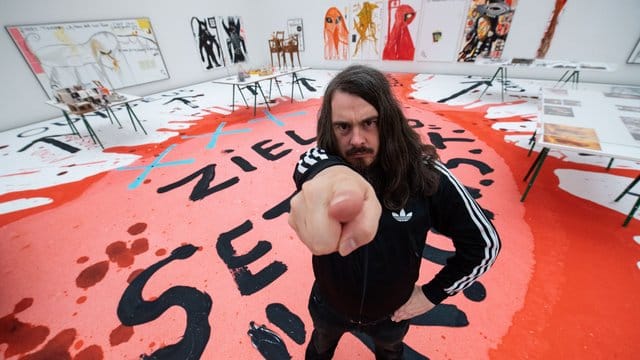 Jonathan Meese, Maler und Aktionskünstler, in der Neuen Pinakothek in München.