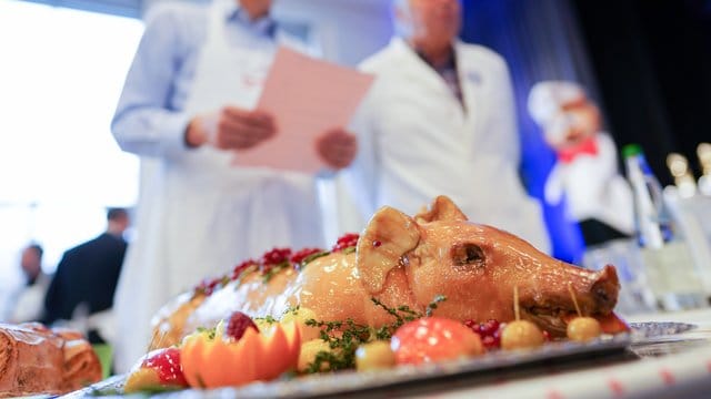 Schwein gehabt: Juroren in der Festhalle beim 10. Schwein gehabt: Juroren in der Festhalle beim 10.