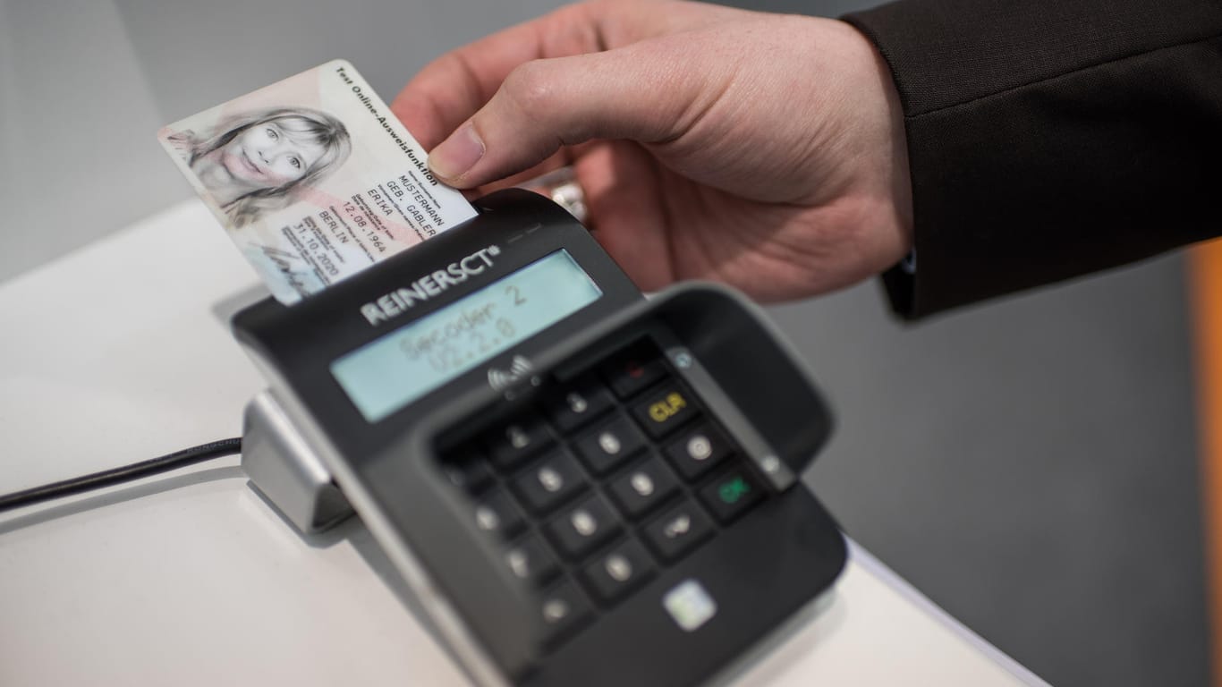 Ein Personalausweis im Kartenlesegerät: Um die Online-Ausweisfunktion neuer Personalausweise nutzen zu können, braucht man ein Lesegerät oder ein kompatibles Smartphone.