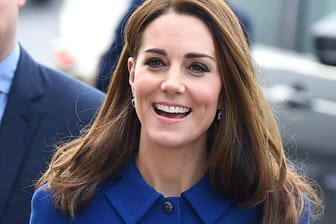 Strahlende Herzogin Kate: Bei einem Termin in der Grafschaft South Yorkshire zeigte sich die Frau von Prinz William in einem royalblauen Mantelkleid.