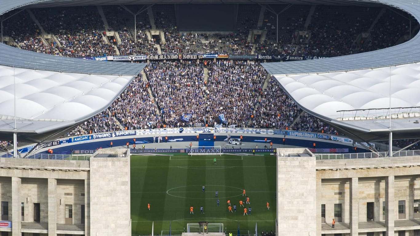 Traditionsreiche Arena: Noch spielt Hertha im Olympiastadion. Durch das Ende der Partnerschaft mit KKR hofft Geschäftsführer Ingo Schiller attraktiver zu sein für mögliche Neu-Investoren, die auch beim geplanten Bau eines neuen Stadions helfen könnten.