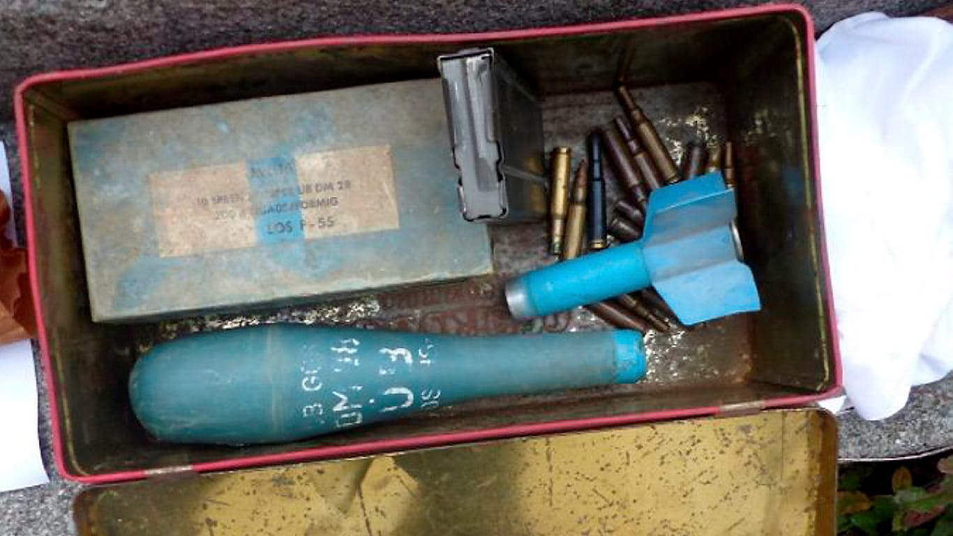 Munition und Sprengmittel liegen in einer Kiste: Ein 38-jähriger Mann hatte die Gegenstände im Keller seines verstorbenen Vaters gefunden und zu einer Polizeidienststelle gebracht.
